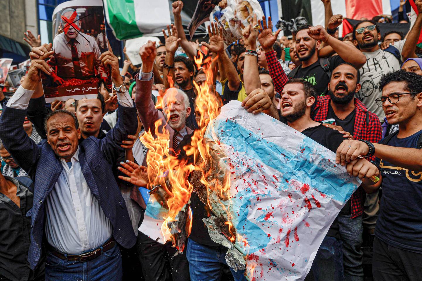 Egyptere brenner det israelske flagget i en demonstrasjon onsdag.