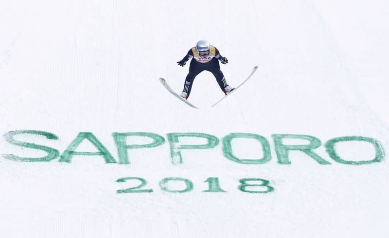 stilren: Maren Lundby svevde lengst i Sapporo i går da hun satte utfor som siste hopper. FOTO: MASANORI TAKEI/NTB SCANPIX