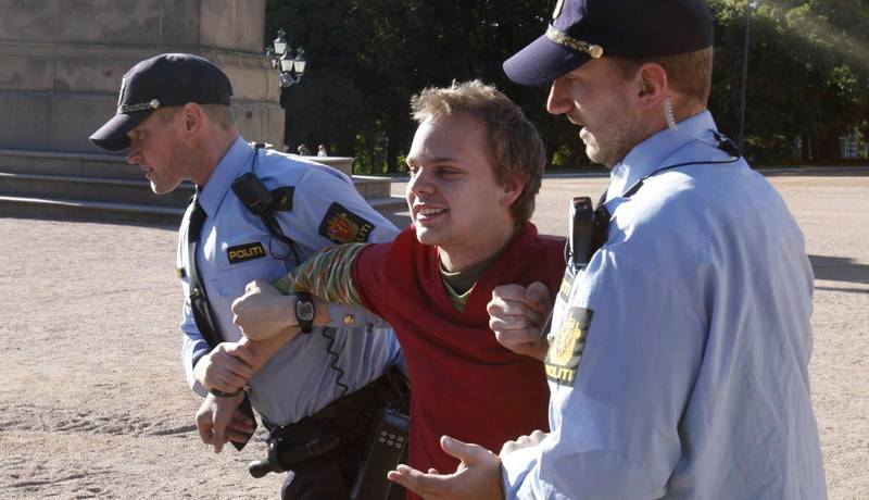 OSLO 20070928: Mimir Kristjansson fra Rød Ungdom ble arrestert av politiet på Slottsplassen da han prøvde å overrekke ministrene røde t-skjorter mens de var på vei inn til statsråd fredag formiddag.  
Foto: Terje Bendiksby / SCANPIX .
