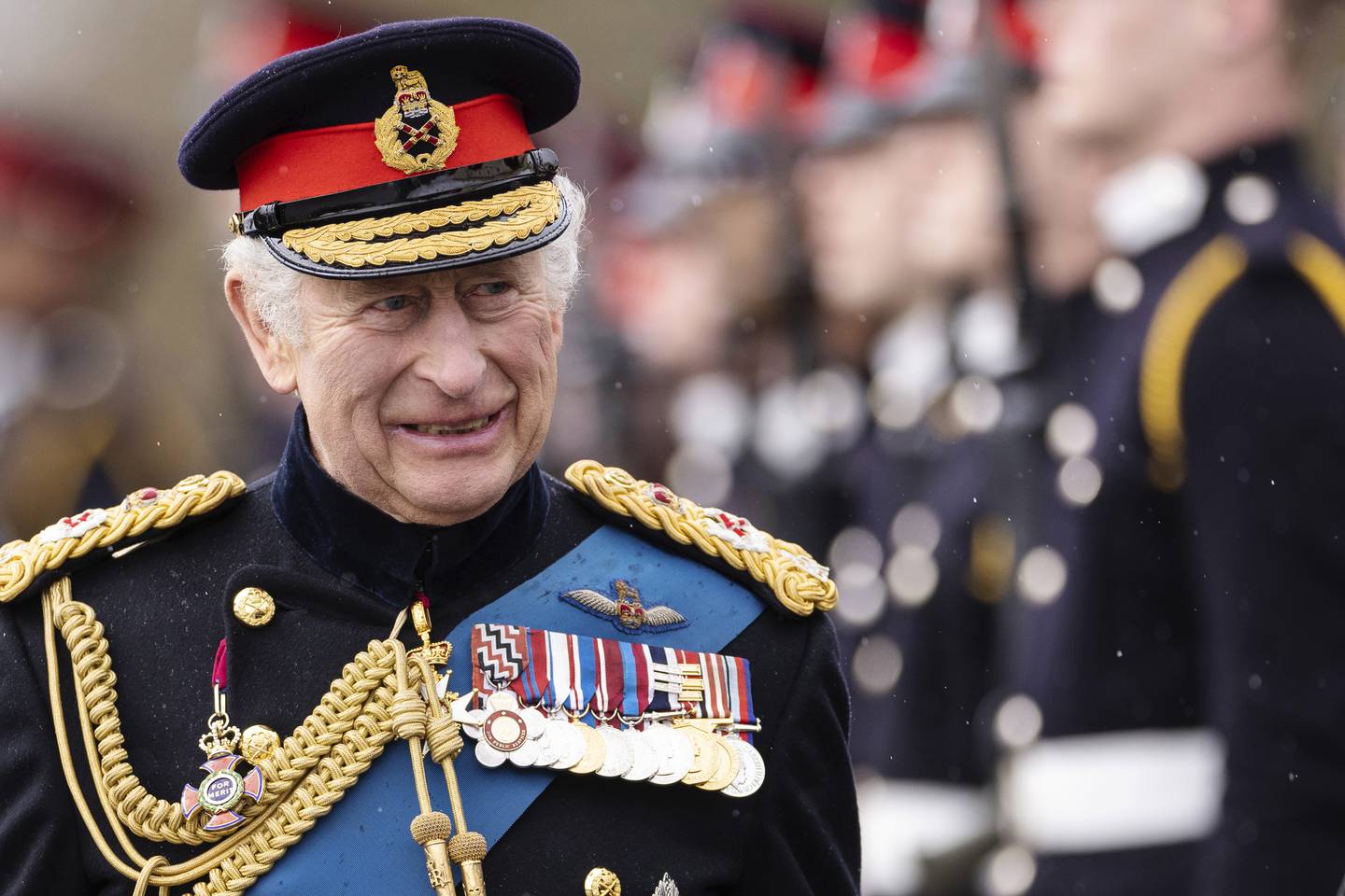 Kong Charles blir kronet i Westminster Abbey i London lørdag. Han blir den første nye monarken i Storbritannia på 70 år. Foto: Dan Kitwood / AP / NTB