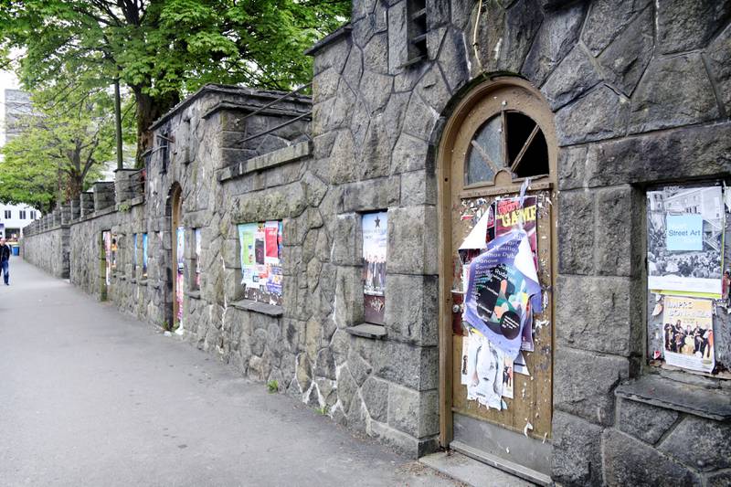 Dørene i muren på Nytorget leder ned til de gamle toalettene. FOTO: TONE HELENE OSKARSEN