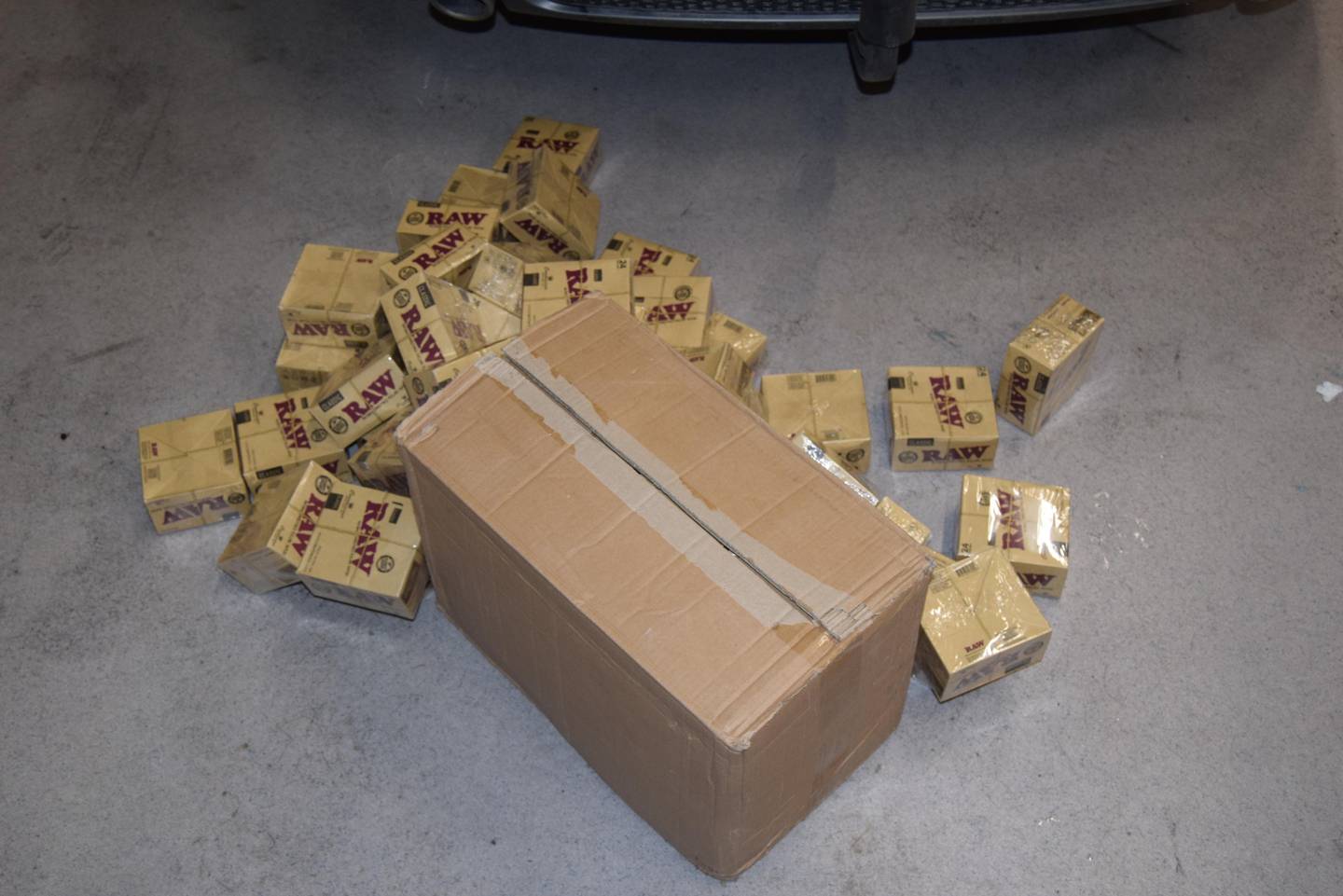 De drøyt 60.000 sigarettpapirene var forsøkt skjult i en hjulbrønn i bilens bagasjerom.