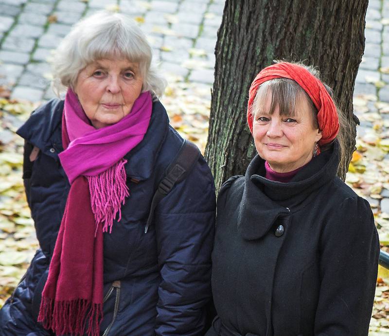 Forfatteren Mette Newth ( t.v.) og billedkunstneren Elisabeth Medbøe er initiativtakere til «Kunstnernes KlimaOpprop 2017: Slå ring om Arktis!» sammen med forfatteren Astrid Nordang.