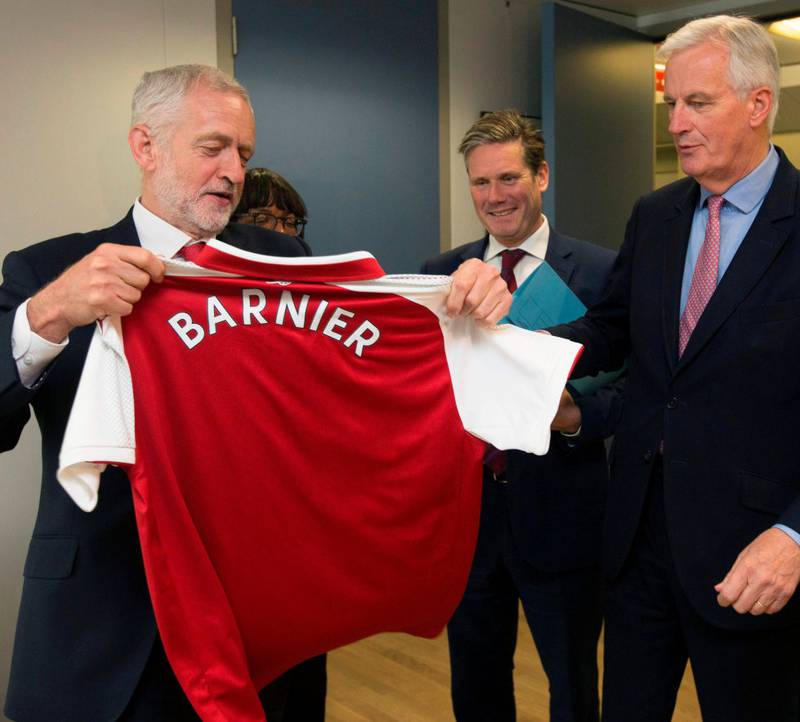 JOKER: Labours Jeremy Corbyn (t.v.) forærer EUs brexit-sjef Michel Barnier (t.h.) en Arsenal-T-skjorte. De to har hatt brexit-samtaler. FOTO: NTB SCANPIX