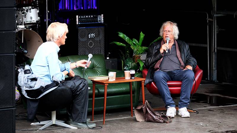 Dag Solstad var en av flere forfattere som ble intervjuet av Audun Vinger på Bibliotek-scenen i løpet av Øyafestivalen.