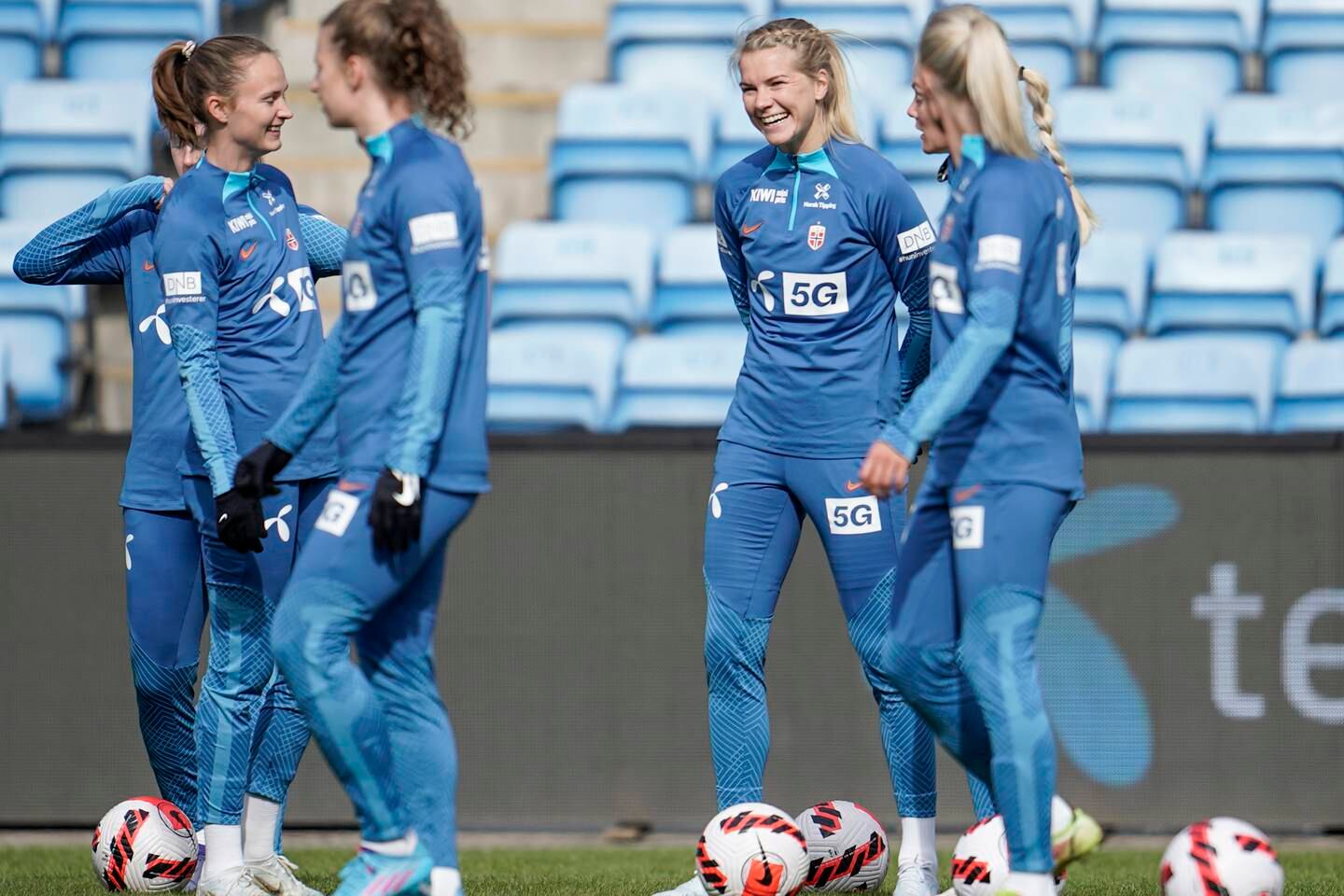 Caroline Graham Hansen (t.v.) gleder seg over å ha Ada Hegerberg tilbake på landslaget. Her under tirsdagens trening på Ullevaal. Foto: Heiko Junge / NTB