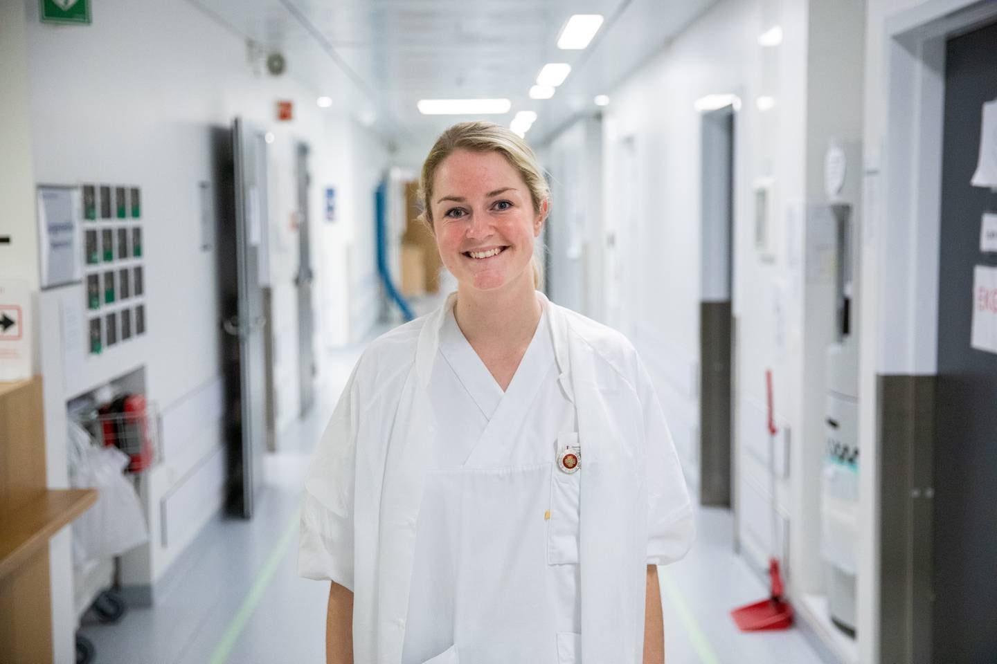 Danske Laura Johansen har blitt hyret inn som sykepleier på Kalnes, for å hjelpe til med å fylle opp tomme vakter.