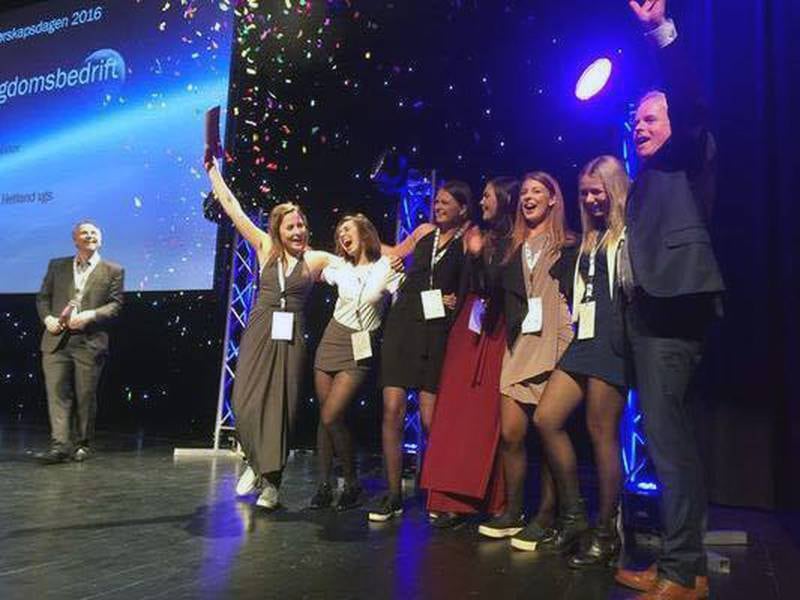 Drapé-jentene stjal showet under siste del av prisutdelingen under entreprenørskapsdagen 2016.