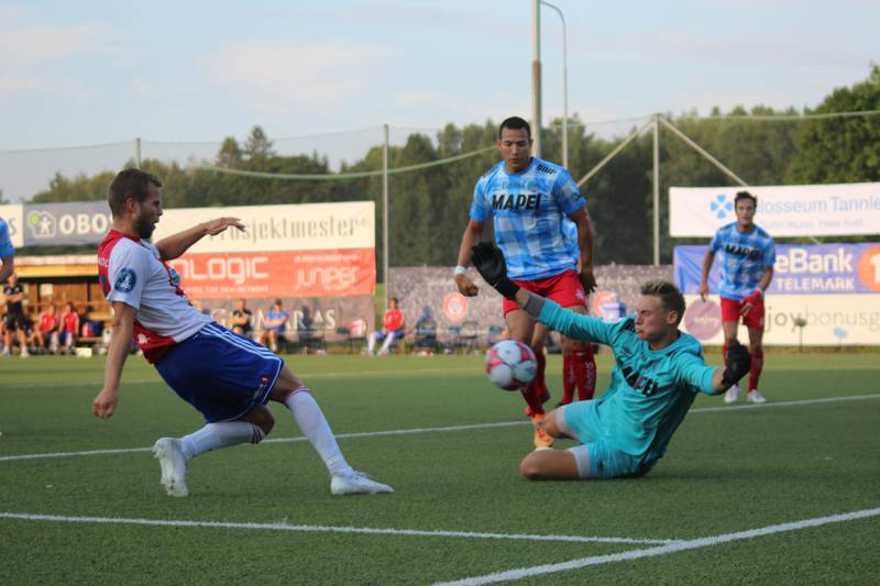 Her redder Kongsvingers målvakt Andreas Smedplass det første forsøket fra Olav Øby, men på sin egen retur satt KFUM-spilleren inn 1-0 i førsteomgang.