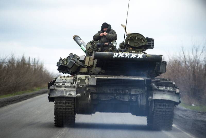 En pro-russisk separatistsoldat står på en tanks ved landsbyen Kirovske i den selverklærte selvstendige republikken Donetsk (DNR) 21. april i år. FOTO: Odd Andersen/NTB scanpix