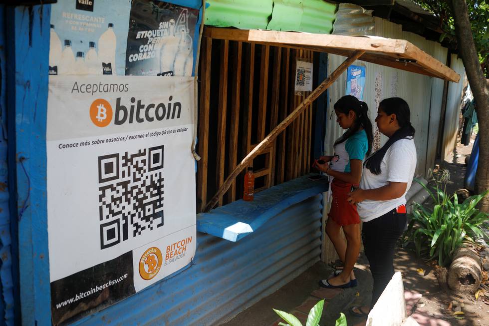 El Salvador har tatt i bruk Bitcoin som offisielt betalingsmiddel. Her handler noen i butikk i El Zonte-strand i Chiltiupan i El Salvador tidligere i juni.