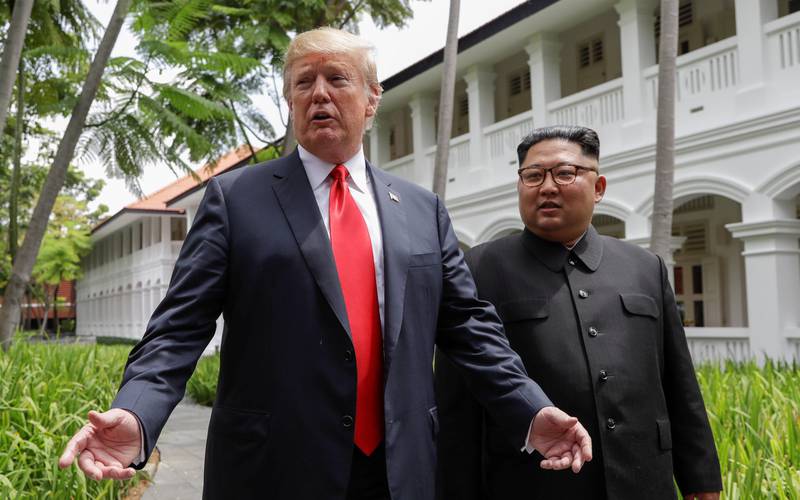 President Donald Trump og Nord-Koreas leder Kim Jong-un tok en liten spasertur etter lunsjen      på Sentosa-øya i Singapore i går. 
