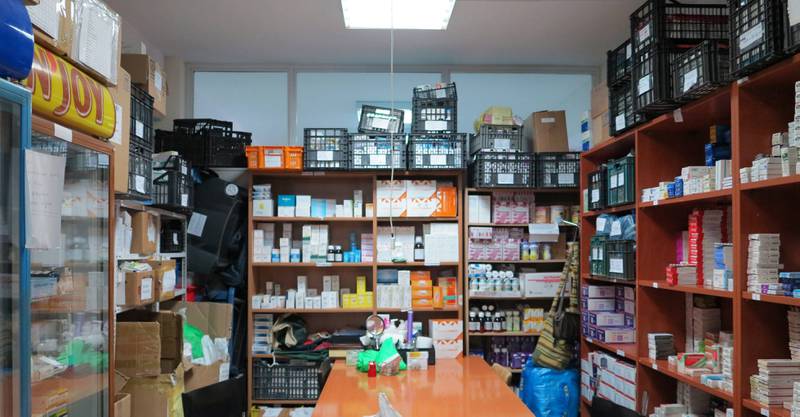 Apoteket på helseklinikken i Ellinikon har medisiner fra gulv til tak som de har fått gratis fra privatpersoner som hadde noe til overs. FOTO: Iselin Stadheim Møller