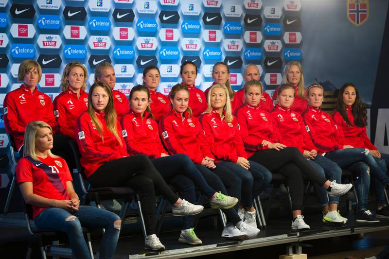 Disse jentene ble presentert på Ullevaal stadion onsdag. VM spilles i Canada i juni. FOTO: BERIT ROALD/NTB SCANPIX