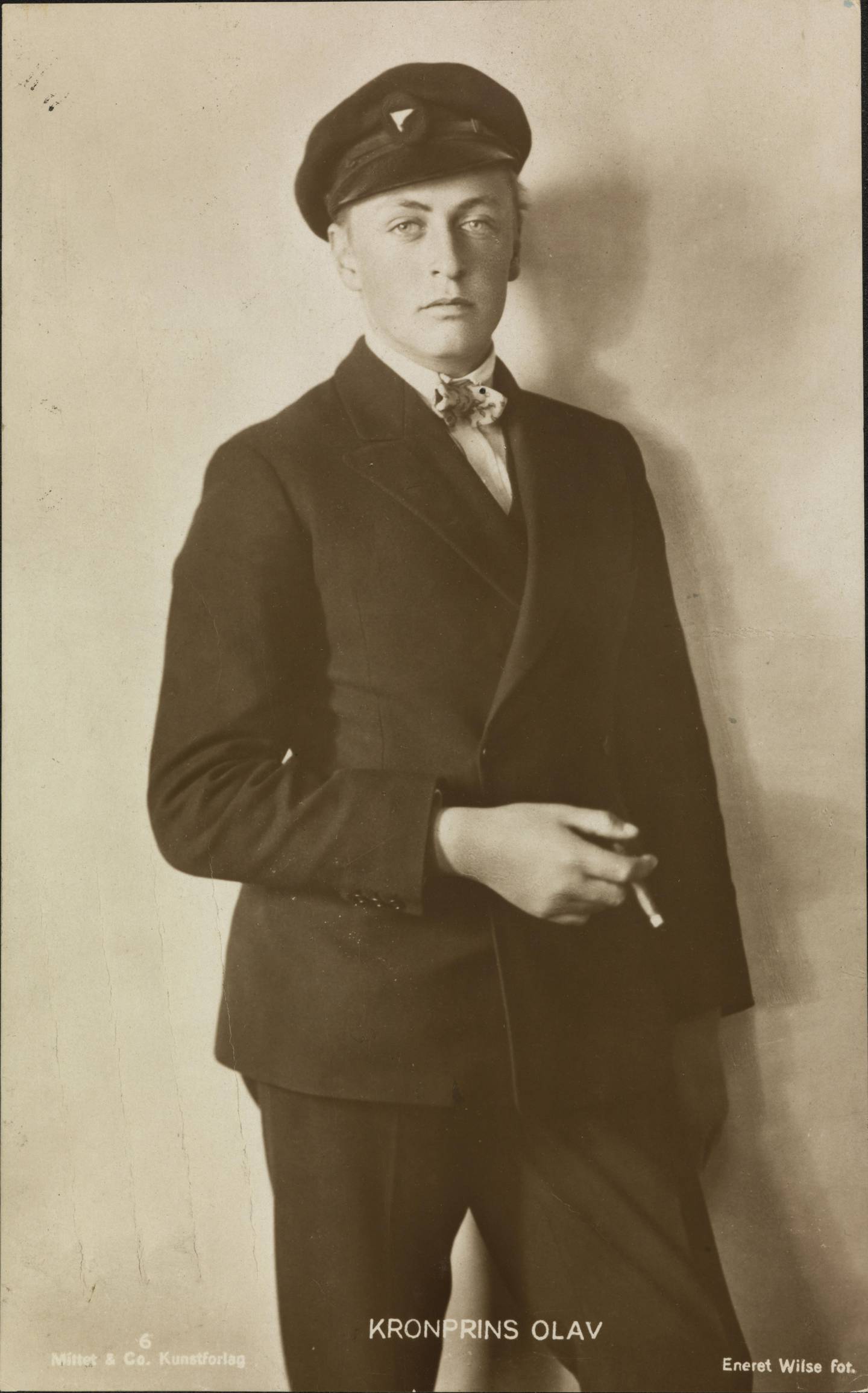 Atten år gamle kronprins Olav i 1921 poserer med en sigarett. Først i 1973 ble atten år aldersgrensa for å kjøpe tobakk.