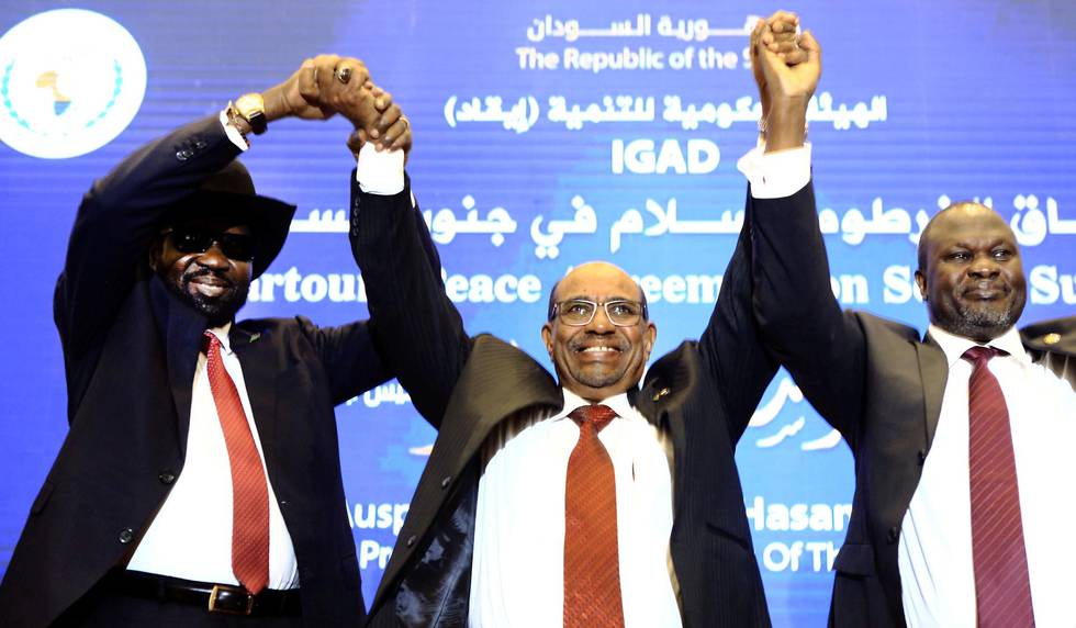 Med Sudans daværende president Omar al-Bashir i midten feiret Sør-Sudans president Salva Kiir og den sørsudanske opposisjonslederen Riek Machar enighet i Khartoum i fjor. Nå er Bashir ute, og det er flere problemer med avtalen. FOTO: ASHRAF SHAZLY/NTB SCANPIX