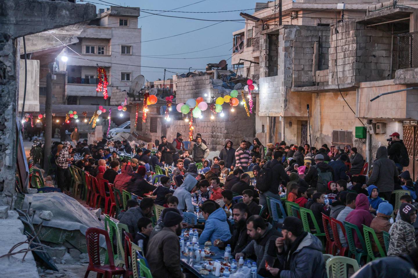 Innbyggere i opprørskontrollerte Atareb i Aleppo-provinsen som ble rammet av jordskjelvet, samles for å bryte fasten under Ramadan.