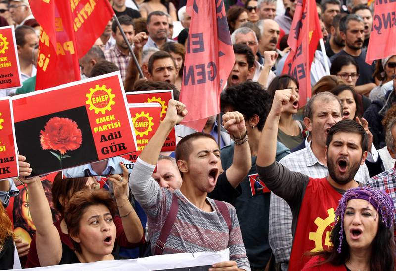 Demonstranter fra det tyrkiske arbeiderpartiet EMEP holder opp plakater med bilder av personer som ble drept i lørdagens angrep.   Tusenvis tok til gatene i Ankara i går for å demonstrere og minnes de 95 menneskene som ble drept i bombeangrepene. FOTO: ADEM ALTAN/NTB SCANPIX