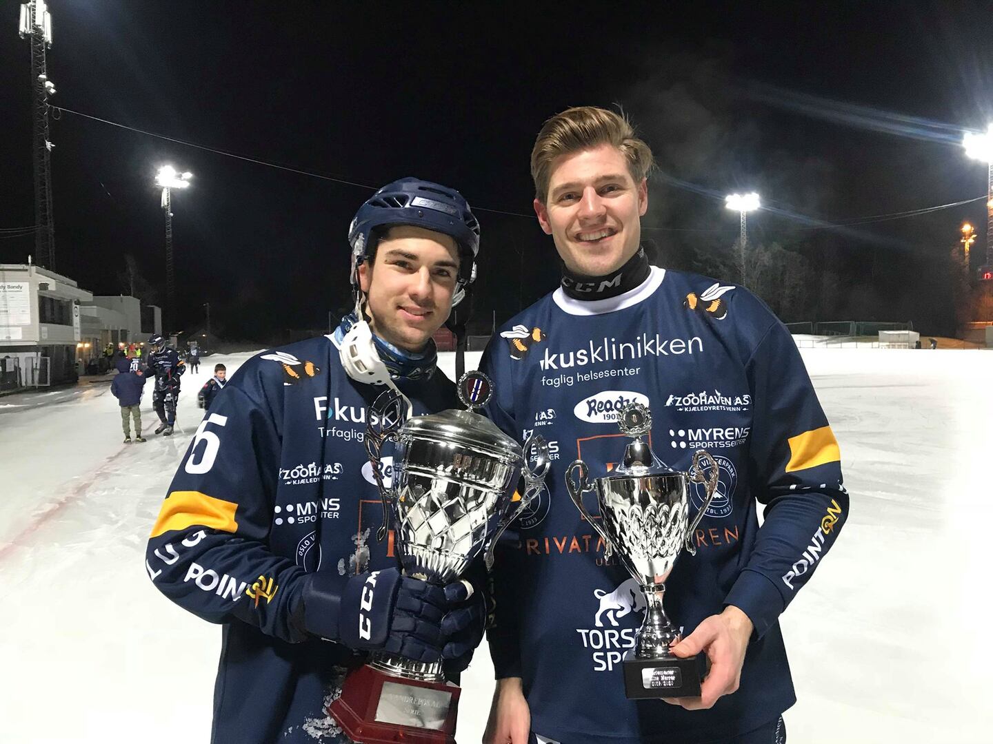 Aksel Trygstad og Jacob Rønneberg med pokalen etter kampen.