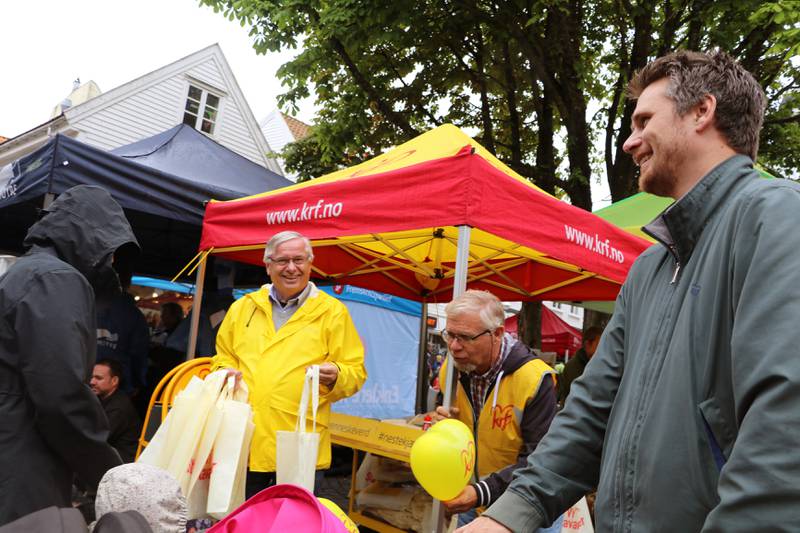 Kristelig Folkepartis Per-Endre Bjørnevik og Leif Inge Skimmeland delte ut ballonger og bærekraftig bærenett. 