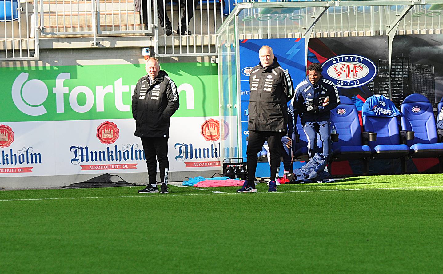 Vålerenga-trener Dag-Eilev Fagermo (t.h.) på sidelinjen under matchen mot Fredrikstad.