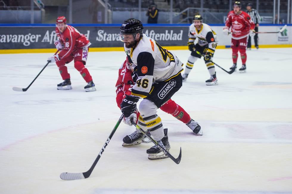 Dan Kissel i aksjon under toppkampen mellom Stavanger Oilers og Stjernen. Foto: Carina Johansen / NTB
