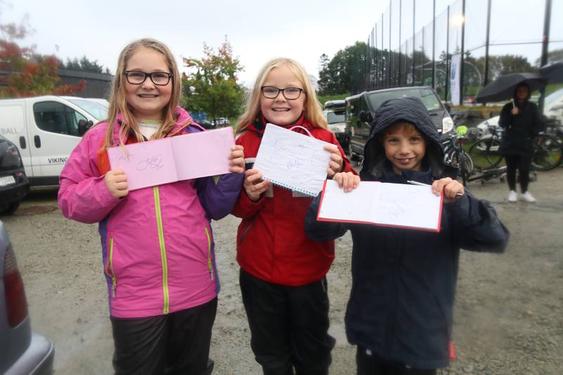 Martine Mikkelsen (10), Mari Therese Hammer (11) og Adrian Mikkelsen (9) viser stolt fram autografene de har samlet.