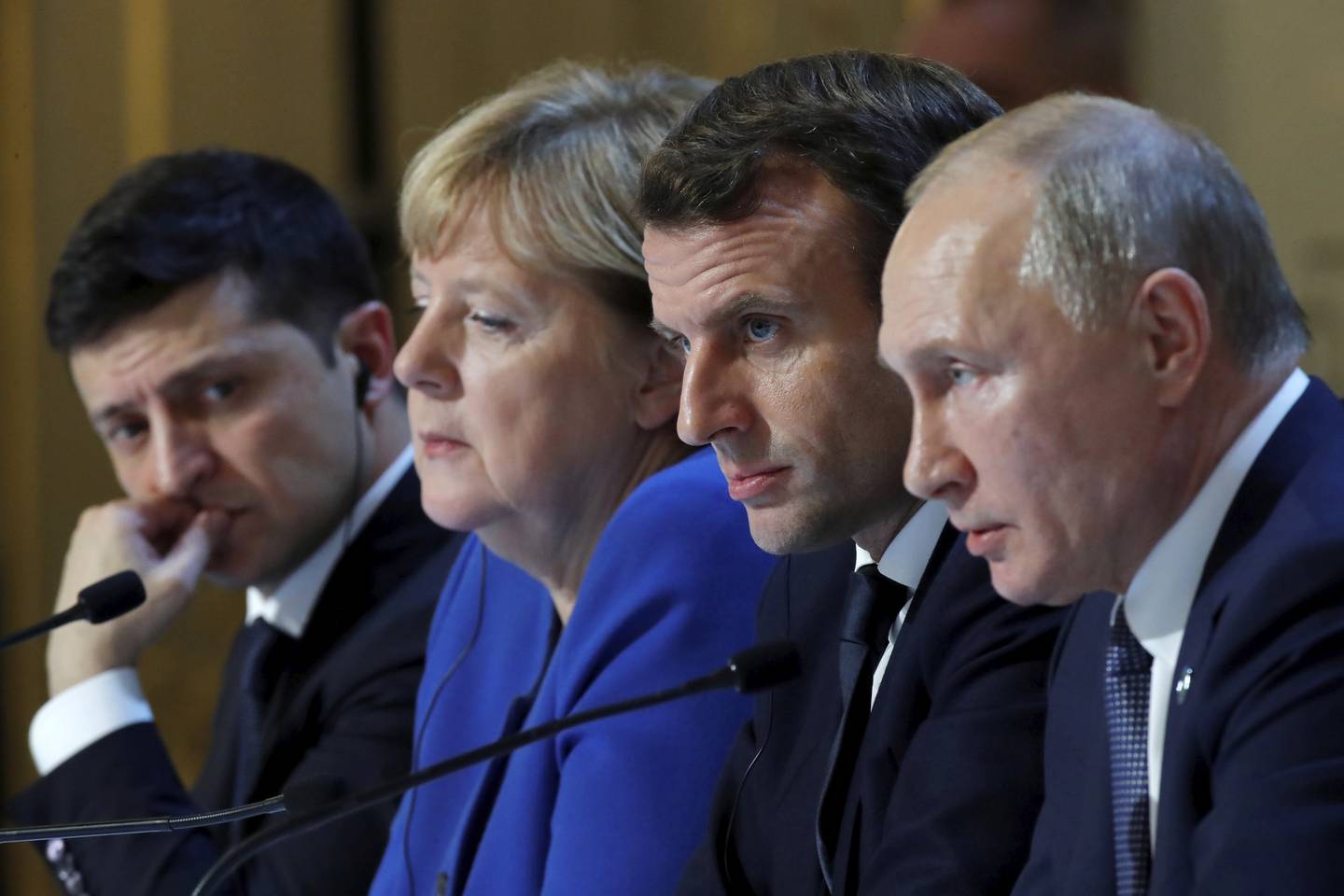 Fra venstre: Ukrainas president Volodymyr Zelenskyj, Tysklands tidligere kansler Angela Merkel, Frankrikes president Emmanuel Macron og Russlands president Vladimir Putin i 2019.