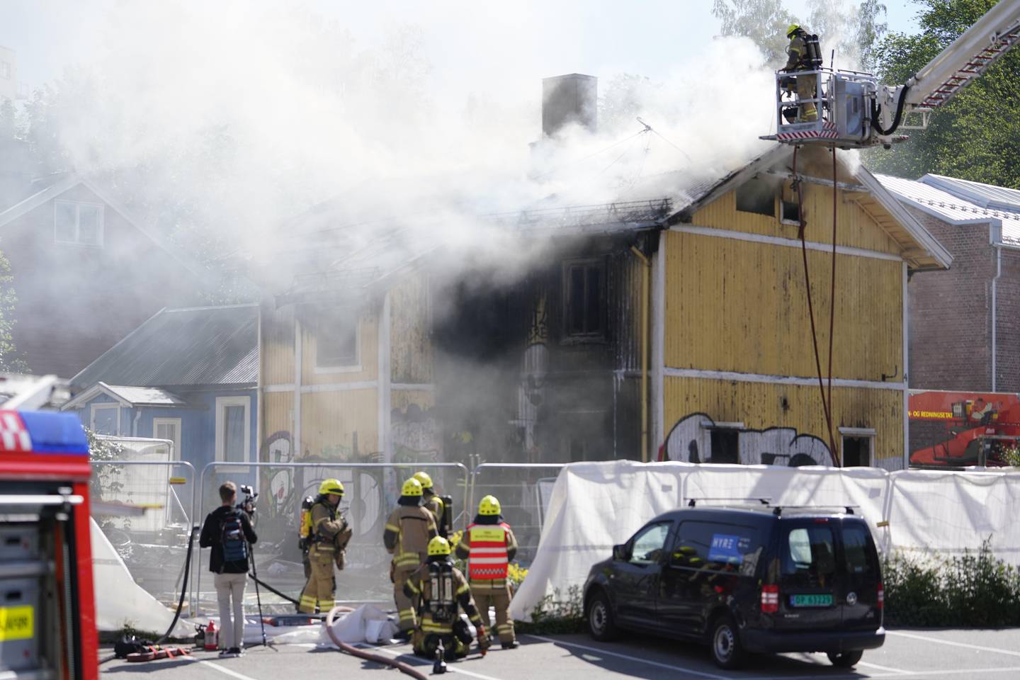 Oslo  20190610.
Det brenner kraftig i en enebolig på Carl Berner i Oslo.
Foto: Fredrik Hagen / NTB scanpix
