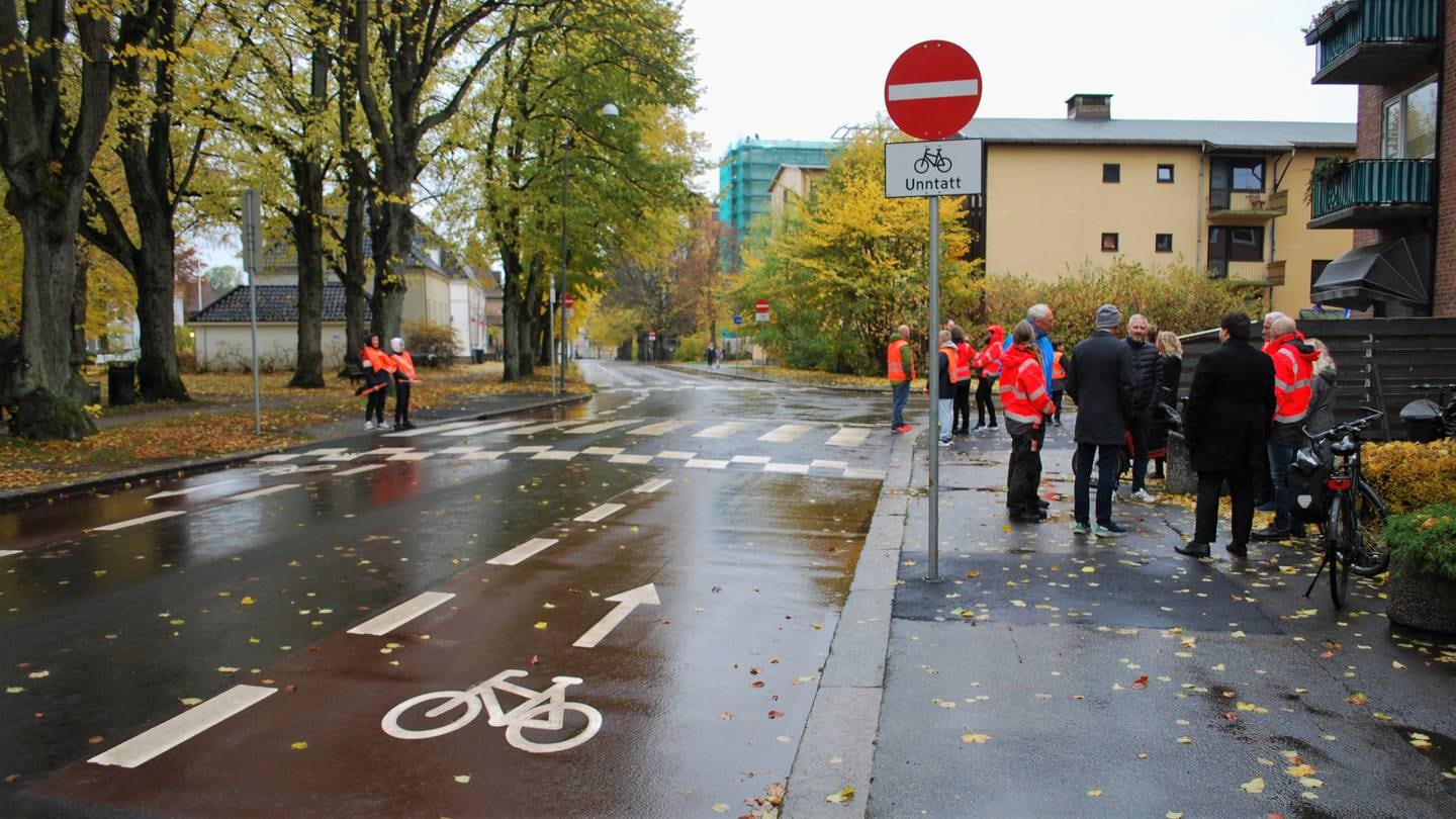 Åpning av nytt sykkelanlegg i Ferjestedsveien og Phønix gate. Gatene blir nå enveiskjørt for biler, med brede sykkelfelt i rød asfalt i begge retninger.