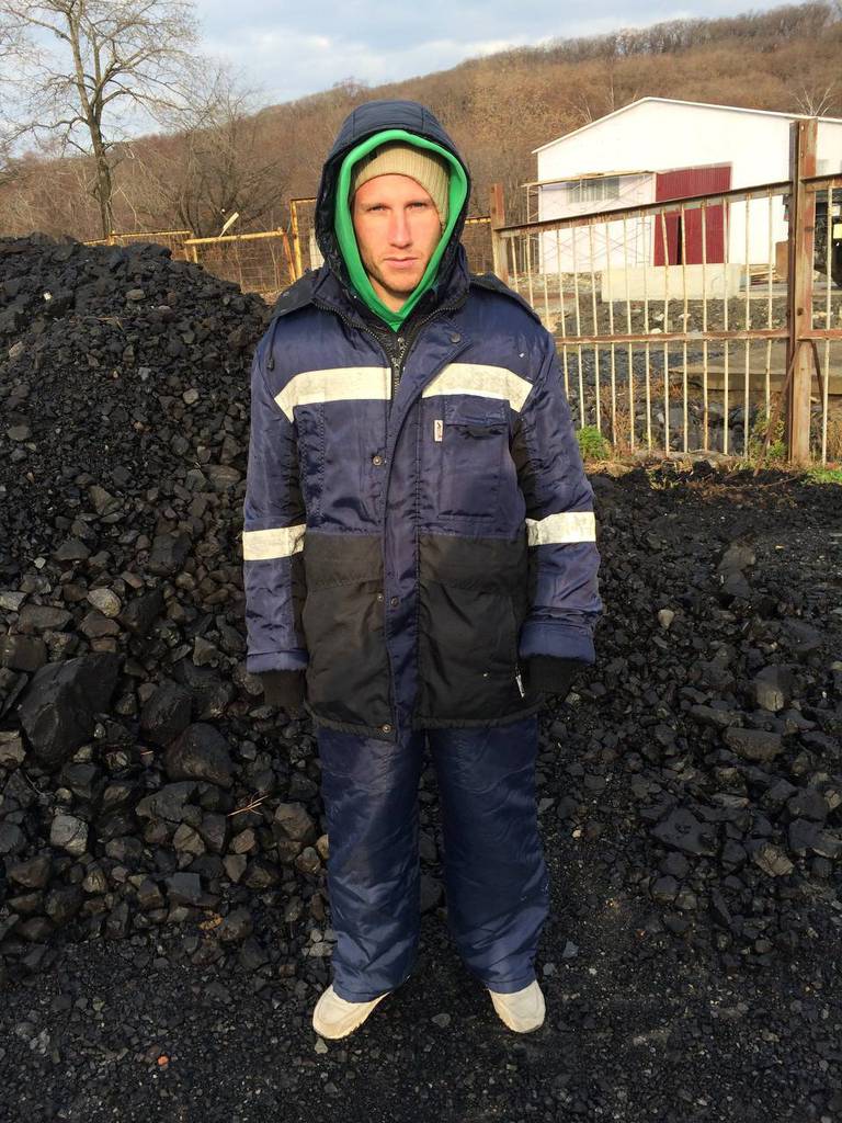 Bildet viser Oleksii Hrytsenko på et lager for kull i Russland, ifølge ham.