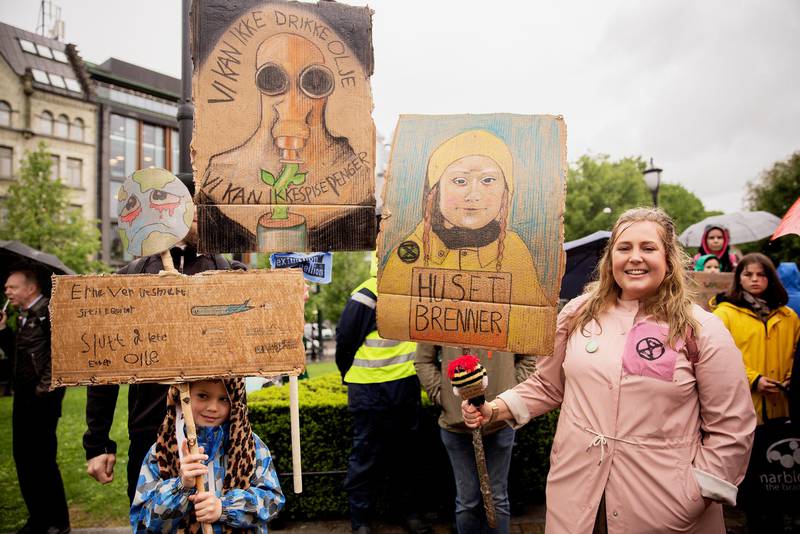 – Vi har flystopp fram til 2030, har kuttet ut storfekjøtt, stemmer grønt - og prøver så hardt vi kan å være miljøvennlige, forteller Julianne Grovehagen, som fikk mye oppmerksomhet for den hjemmelagde plakaten av Greta Thunberg. Sønnen Ravn (7,5) hadde fått med seg streiken gjennom Supernytt, og selv spurt om å få streike i dag.