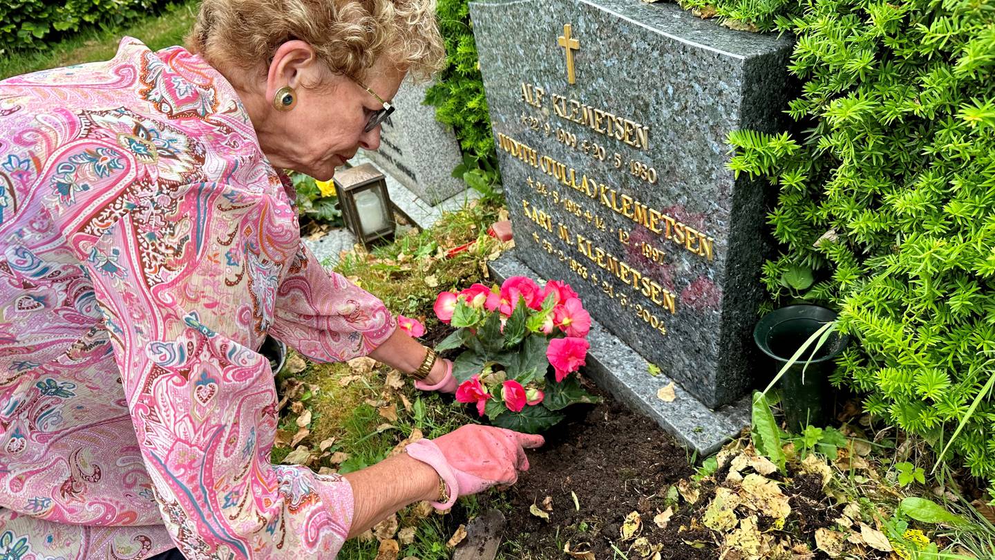 Wenche Klemetsen er raskt med å kjøpe nye blomster etter tyveriene. Her planter hun ved graven til svigerforeldrene.