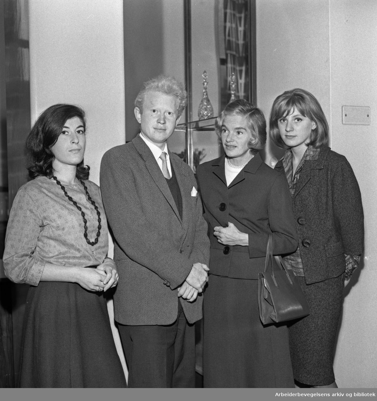 Skuespillere ved Oslo Nye Teater, 1963:  Mona Levin til venstre