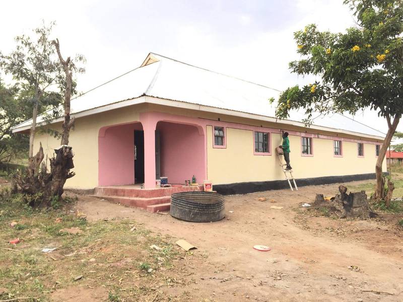 Bygningen til caresenteret ble reist med fjorårets penger. Nå skal huset innredes, slik at hjemløse skolebarn kan få bo her så lenge de går på skolen i Giribe.