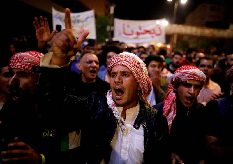 Sinte: Jordanere går ut i gatene i protest mot myndighetene i landet etter at de forsøkte å øke skattene. Befolkningen sliter med høy arbeidsledighet og økte matvarepriser. FOTO: AHMAD GHARABLI/NTB SCANPIX