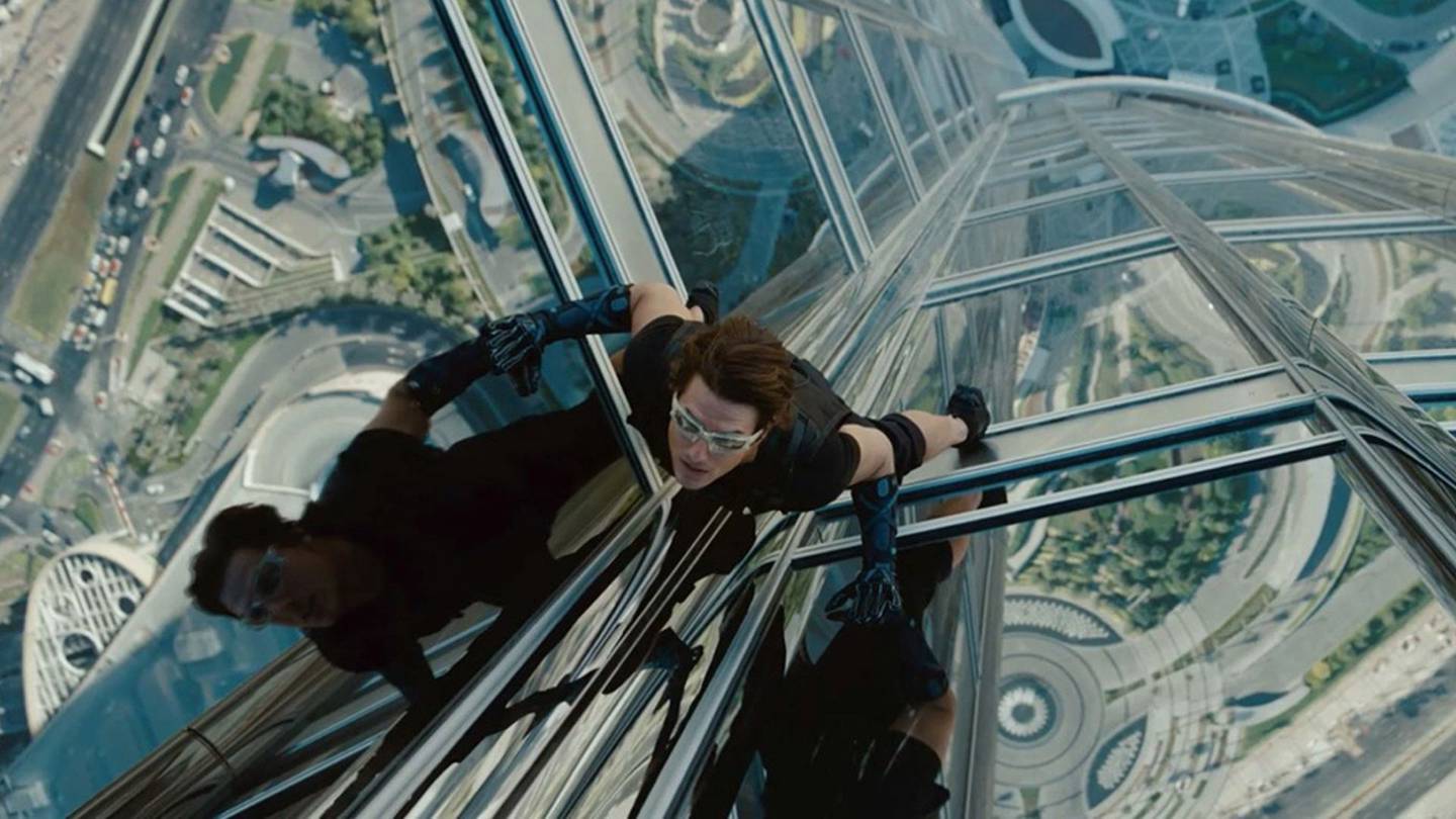 Tom Cruise hang på fasaden til verdens høyeste bygning i «Mission: Impossible _ Ghost Protocol», en imponerende prestasjon selv han hang i sikkerhetsliner seinere fjernet digitalt.