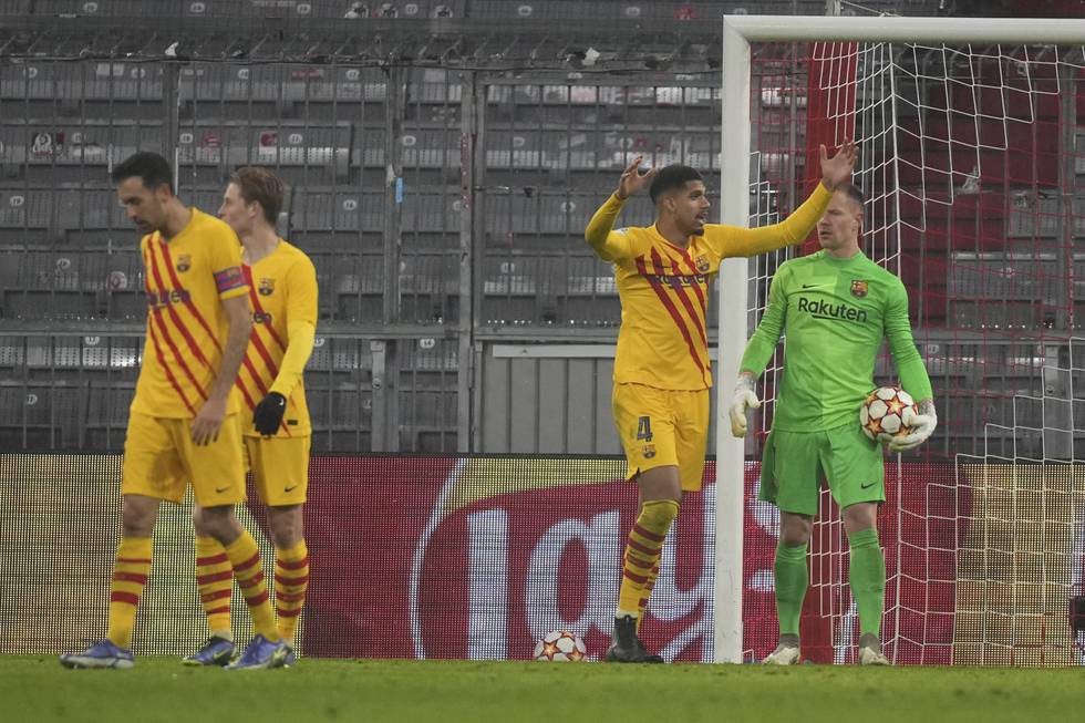 Barcelona-spillere depper i tapet borte mot Bayern München. Foto: Matthias Schrader / AP / NTB