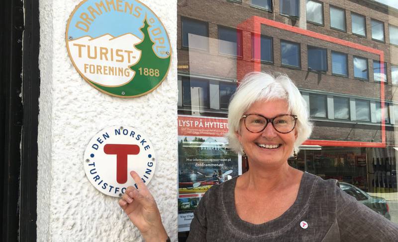 Viser vei: Kontorsjef i DNT Drammen, Anne Wollertsen, er selv glad i å være ute i skog og mark. FOTO: HANNE S. FREMSTAD