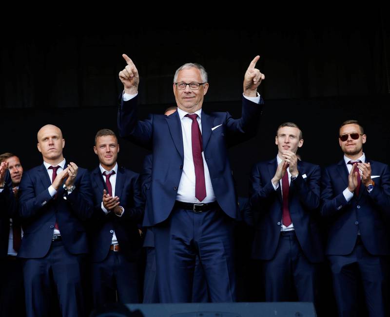 suksess: Når du takkes av på denne måten som landslagssef, har du oppnådd noe. Lars Lagerbäck etter EM i 2016. FOTO: BRYNJAR GUNNARSSON/AP/NTB SCANPIX