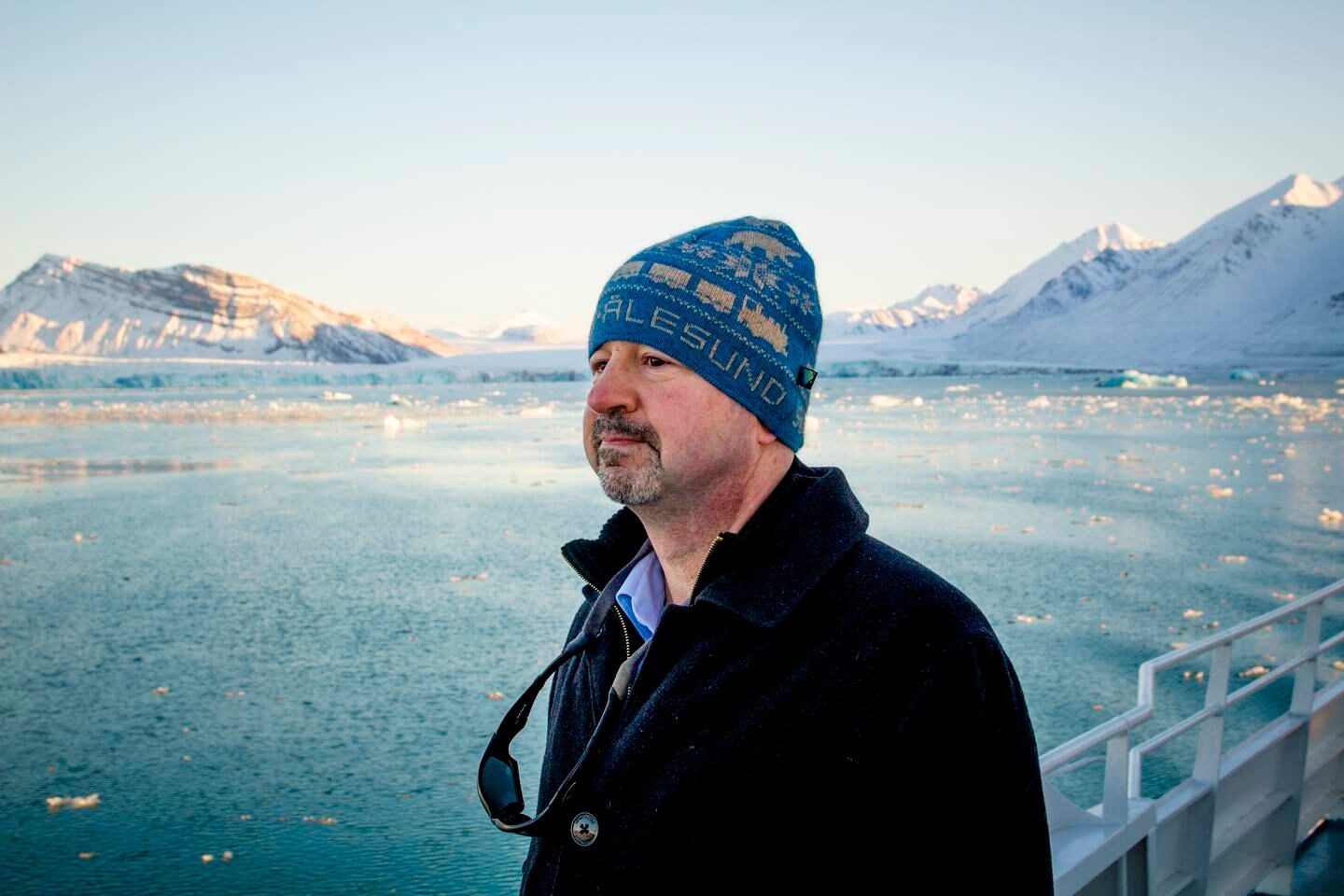 Den amerikanske klimaforskeren Michael Mann under et besøk i Ny-Ålesund på Svalbard i 2018. Mann mener den kraftige oppvarmingen i Arktis har forstyrret store vindsystemer og ført til mer ekstremvær på den nordlige halvkule. Andre forskere mener det er for tidlig å si om denne teorien faktisk stemmer.