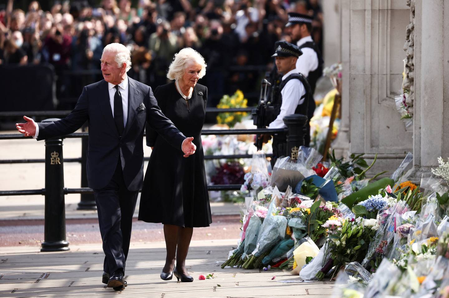 Kong Charles og dronning Camilla utenfor Buckingham Palace fredag.