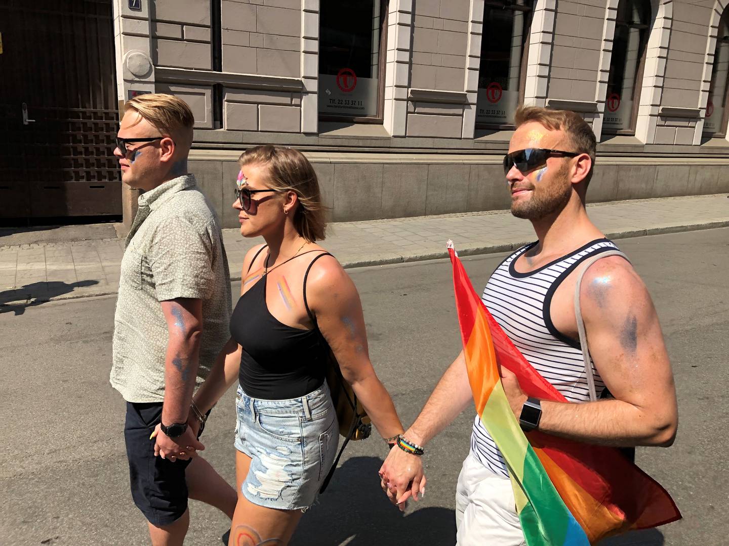 Joakim Fjeldstad (t.v.) Melissa Doran og Richard Narvesen mener det er viktig med et sted å samles på en dag som denne. Her er de på vei til den spontane pride-paraden mellom Stortinget og Slottet.