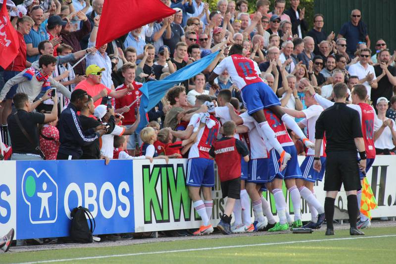 KFUM-spillerne jubler sammen med supporterne etter at Stian Sortevik scoret seiersmålet på overtid.