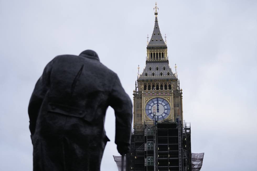 Statuen av Winston Churchill har god utsikt til Elizabeth Tower, hvor arbeidere demonterer stillasene rundt det berømte klokketårnet. 
Foto: Alastair Grant / AP Photo / NTB