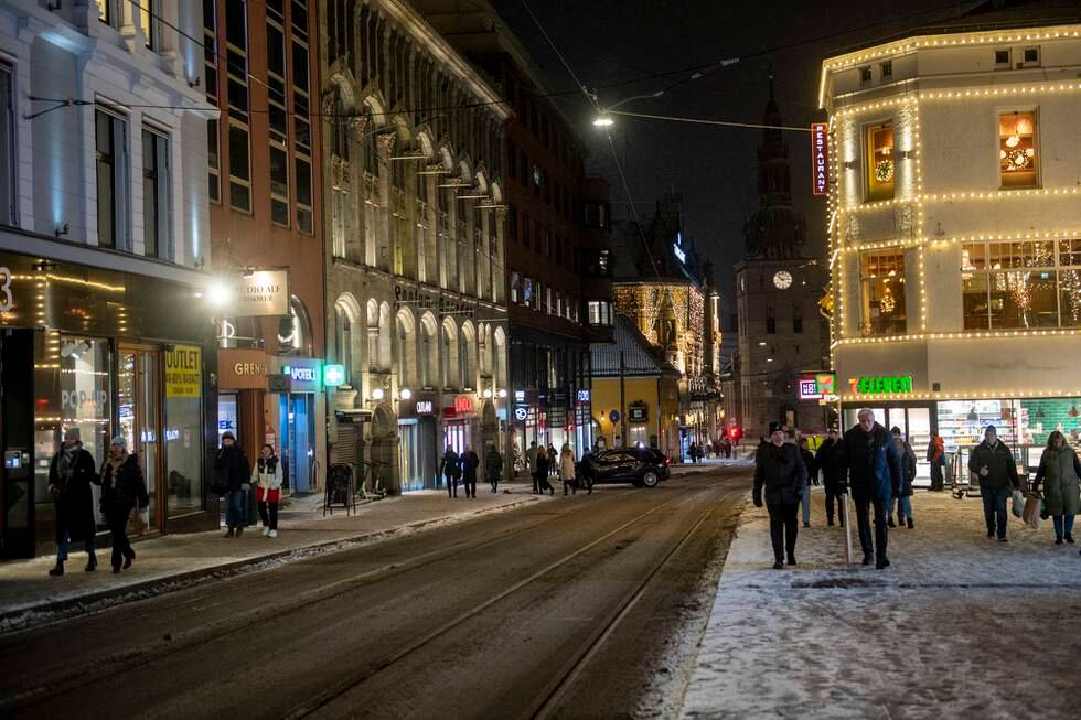 Oslo 20211203. 
Det var lite folk ute på gatene i Oslo fredag kveld. Her fra Grensen
Foto: Annika Byrde / NTB