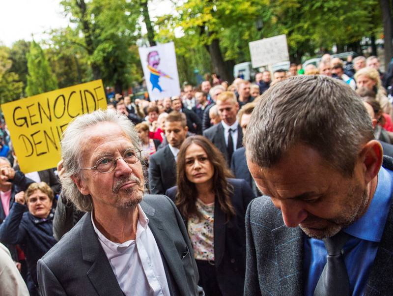 «Folkemord-fornekter!» «Fascist!» ropte demonstranter da Peter Handke ankom utdelingen av den internasjonale Ibsen-prisen, 21. september i fjor. FOTO: NTB SCANPIX