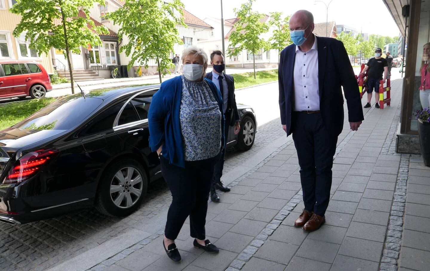 Statsminister Erna Solberg tas imot av hotelldirektør Arild Bekken ved Scandic City i Fredrikstad, hvor Solberg skal få en innføring i hvordan pandemien med sine restriksjoner og dermed permitteringer har truffet hotellbransjen hardt.