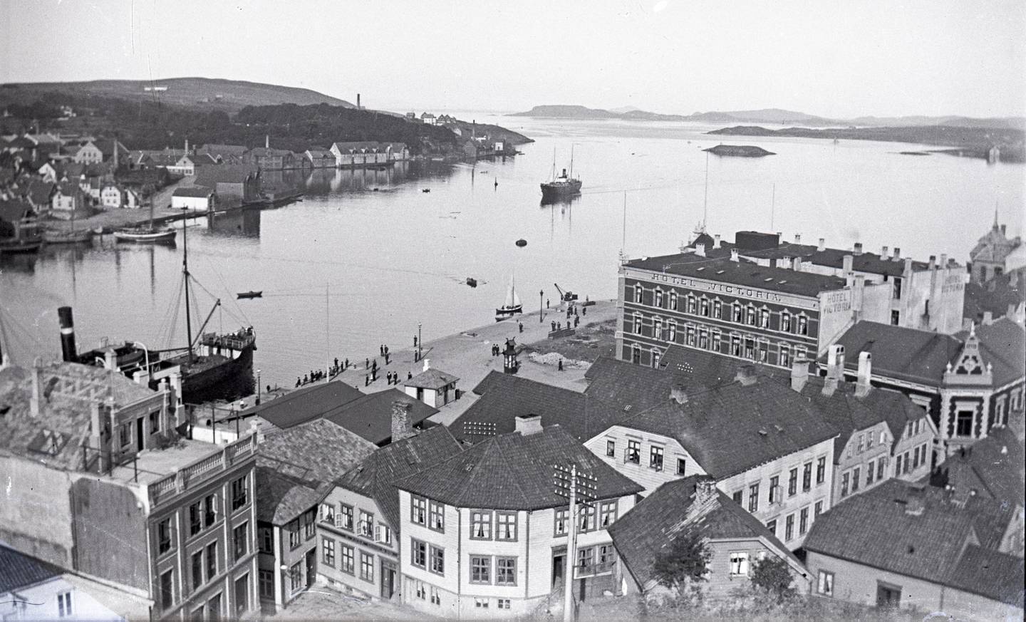 Innseilingen til Stavanger fotografert fra Valberget en gang mellom 1900 og 1904. Det lyse huset i front med brutt hjørne er Skagen 44 hvor bildene etter Hannchen Jacobsen og Rachel Johnsen ble funnet.
