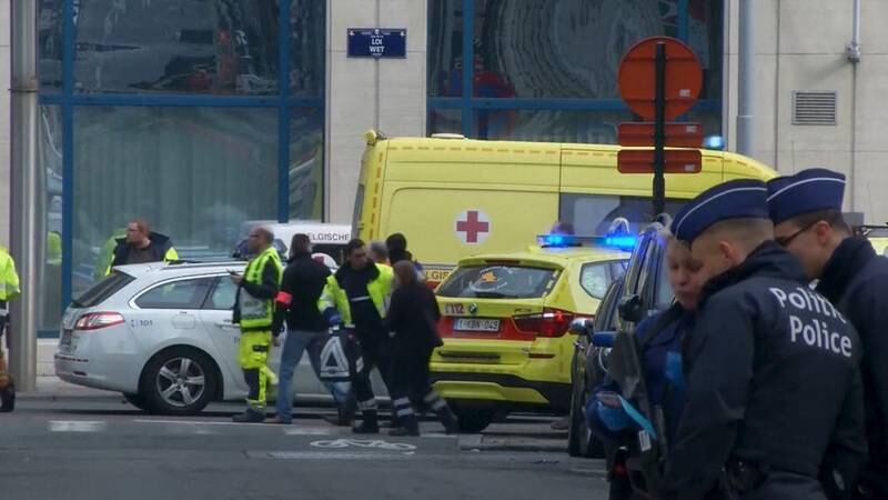 Politi og nødetater på plass etter eksplosjonen på metroen i Brussel tirsdag. Flere ble drept i angrepet. FOTO: REUTERS/NTB SCANPIX